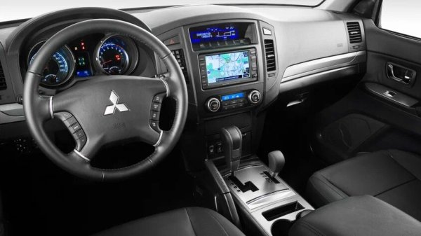 Кормилната рейка на Pajero IV е сравнително издръжлива, но с увеличаването на пробега в кормилната система се появяват тропане и хлабини, които се усещат особено при преминаване през малки неравности. При автомобили, които често се използват извън пътя, са възможни и течове на течността от хидравличното сервоуправление.

Какво да се направи

Причината за тропането може да бъде износване на втулките на рейката, кормилните щанги и накрайници, както и хлабина в карданните шарнири на кормилния вал. Повредените маншони пропускат влага, което допринася за корозия на вала на рейката и ускорява износването на уплътненията. В зависимост от характера на повредата се налага подмяна на износените детайли или ремонт на рейката, а при покупка трябва да се проверят маншоните и да няма следи от течове.
